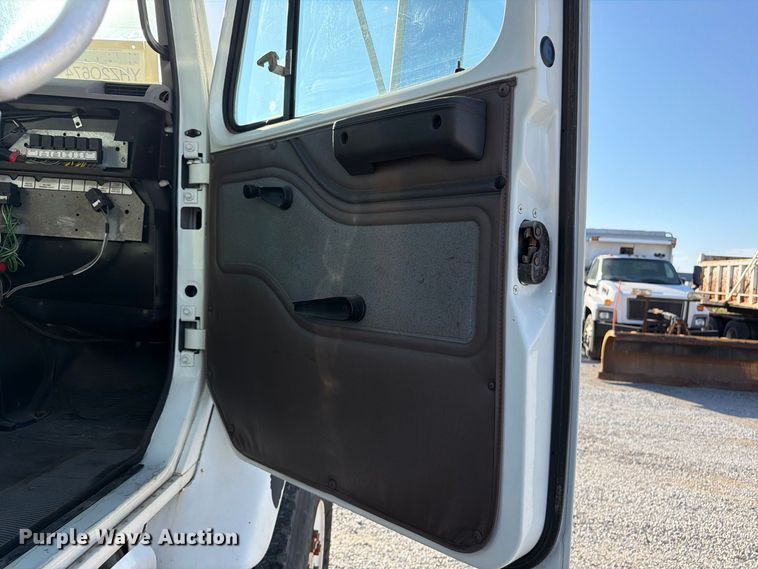 image for item FP4084 1996 International 2674 flatbed truck