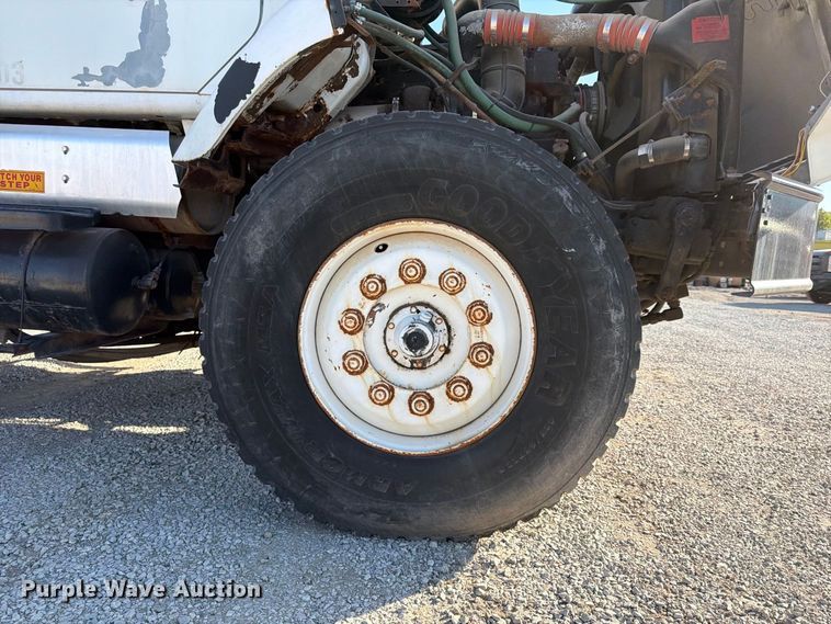 image for item FP4084 1996 International 2674 flatbed truck