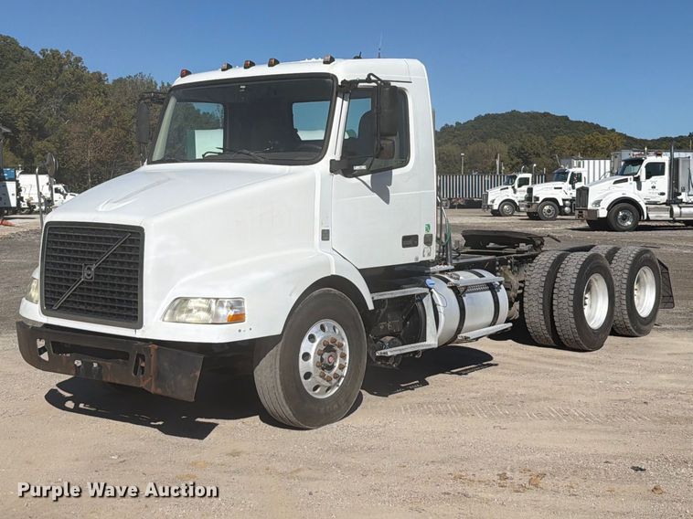 image for item FT6436 2015 Volvo VN semi truck