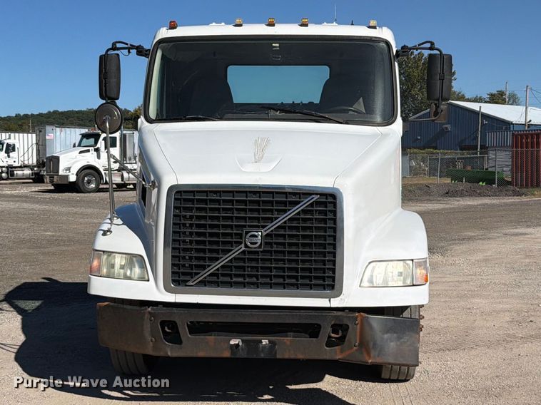 image for item FT6436 2015 Volvo VN semi truck
