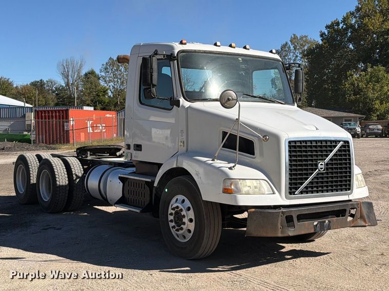 image for item FT6436 2015 Volvo VN semi truck
