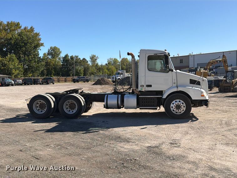 image for item FT6436 2015 Volvo VN semi truck