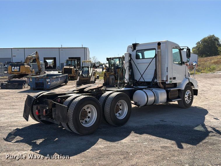 image for item FT6436 2015 Volvo VN semi truck