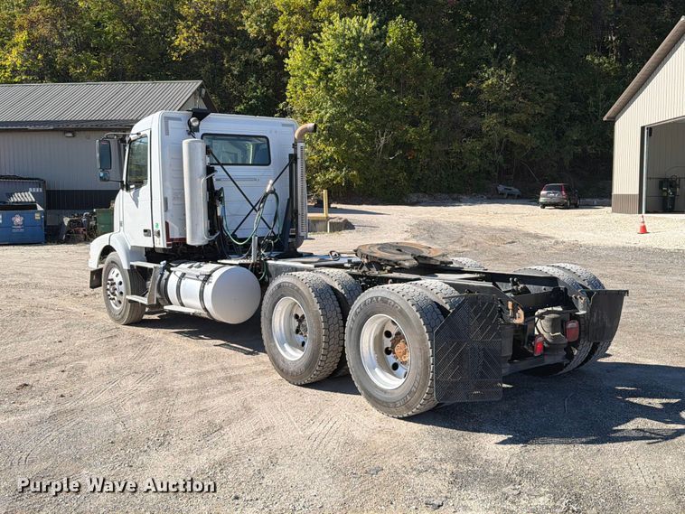 image for item FT6436 2015 Volvo VN semi truck