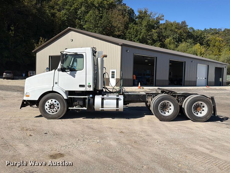 image for item FT6436 2015 Volvo VN semi truck