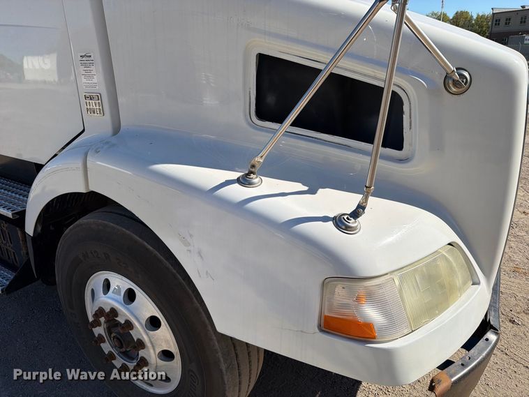 image for item FT6436 2015 Volvo VN semi truck