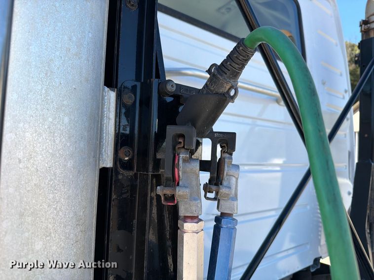 image for item FT6436 2015 Volvo VN semi truck