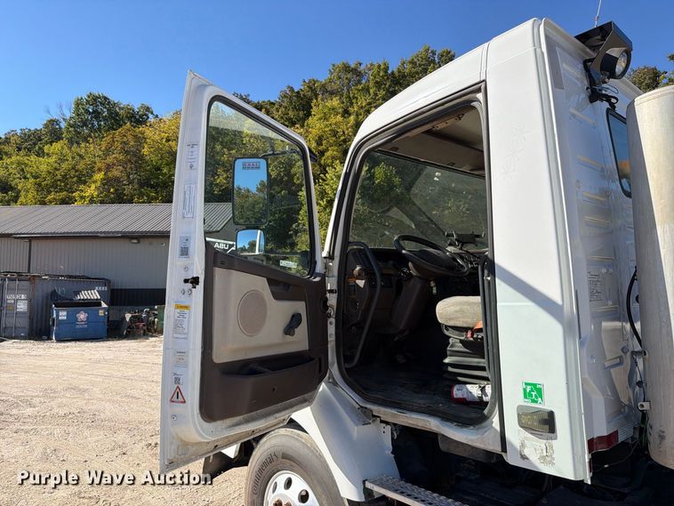 image for item FT6436 2015 Volvo VN semi truck