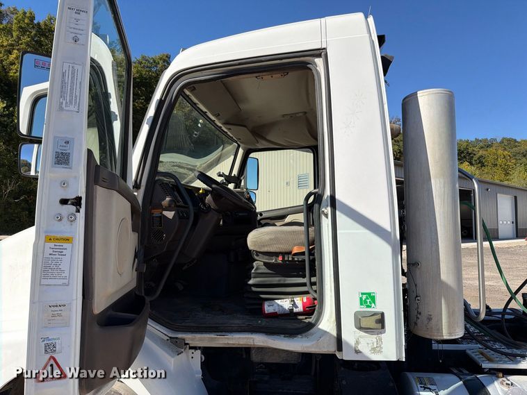 image for item FT6436 2015 Volvo VN semi truck