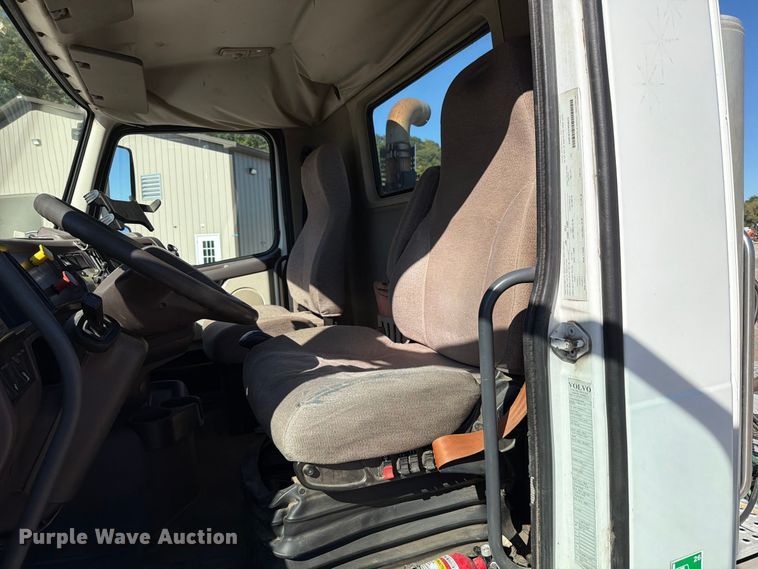 image for item FT6436 2015 Volvo VN semi truck