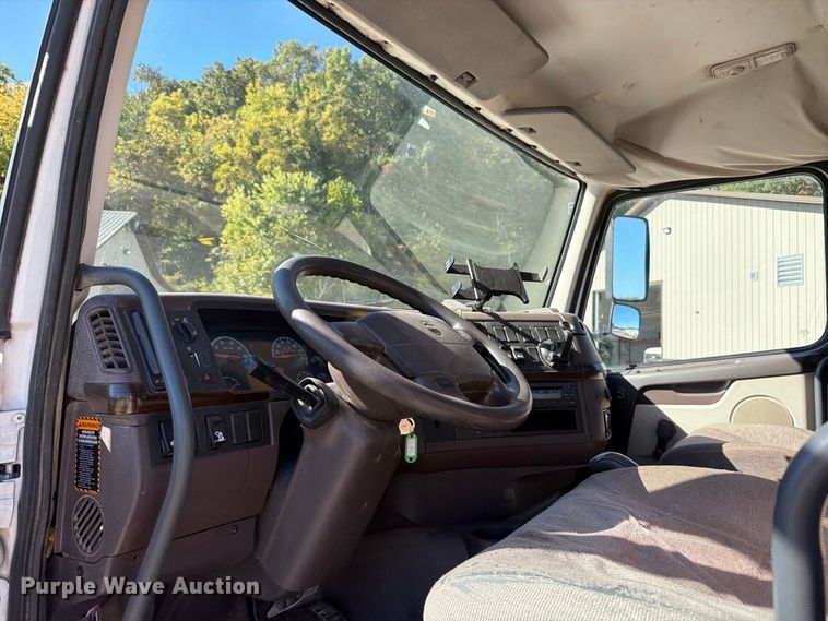 image for item FT6436 2015 Volvo VN semi truck