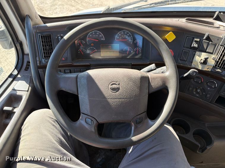 image for item FT6436 2015 Volvo VN semi truck