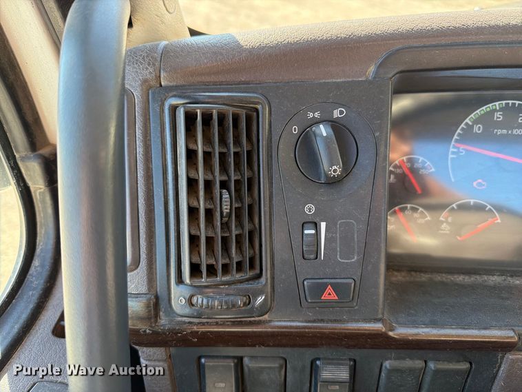 image for item FT6436 2015 Volvo VN semi truck