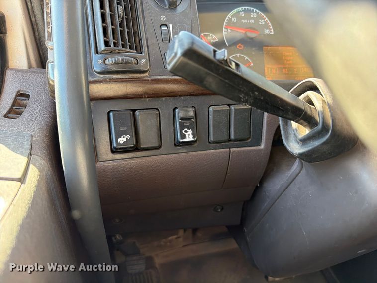 image for item FT6436 2015 Volvo VN semi truck