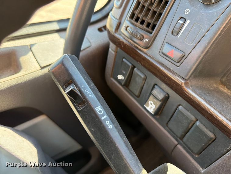 image for item FT6436 2015 Volvo VN semi truck