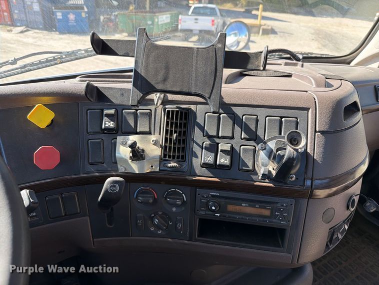 image for item FT6436 2015 Volvo VN semi truck