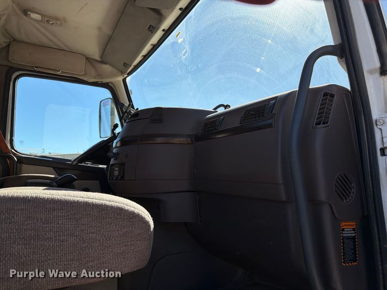 image for item FT6436 2015 Volvo VN semi truck
