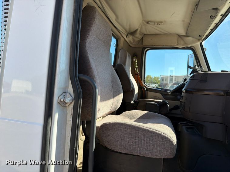 image for item FT6436 2015 Volvo VN semi truck