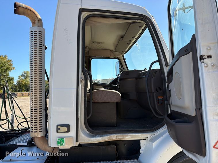 image for item FT6436 2015 Volvo VN semi truck