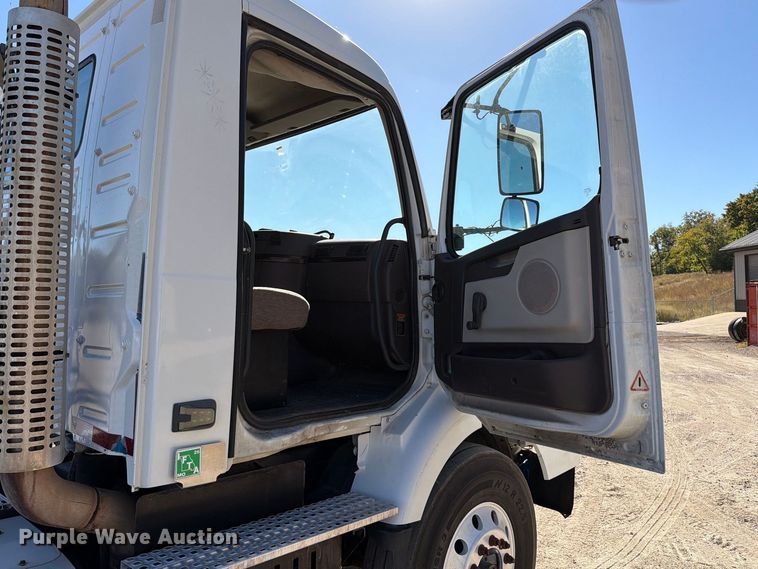 image for item FT6436 2015 Volvo VN semi truck