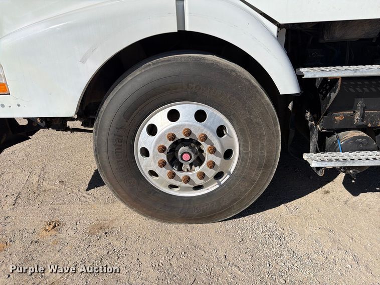 image for item FT6436 2015 Volvo VN semi truck