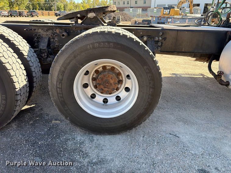 image for item FT6436 2015 Volvo VN semi truck