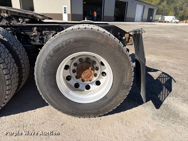 image for item FT6436 2015 Volvo VN semi truck