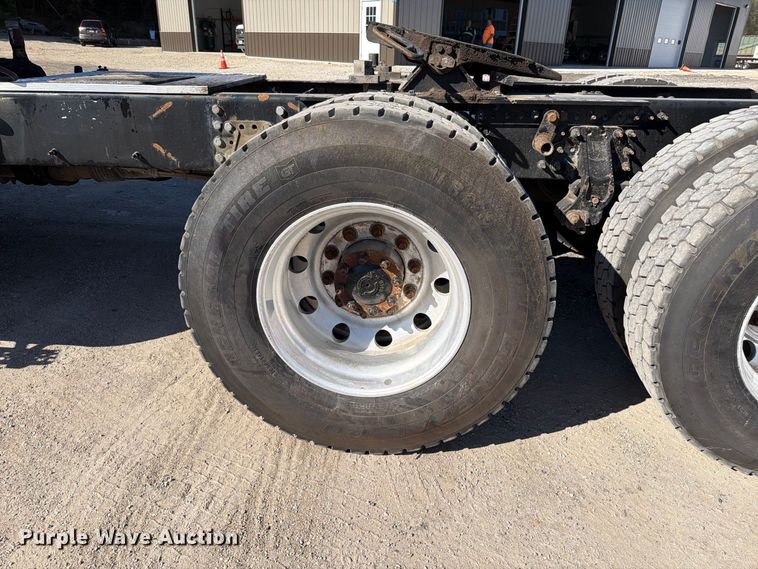 image for item FT6436 2015 Volvo VN semi truck