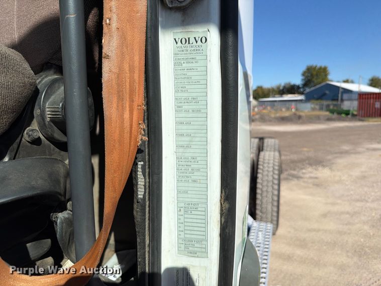 image for item FT6436 2015 Volvo VN semi truck