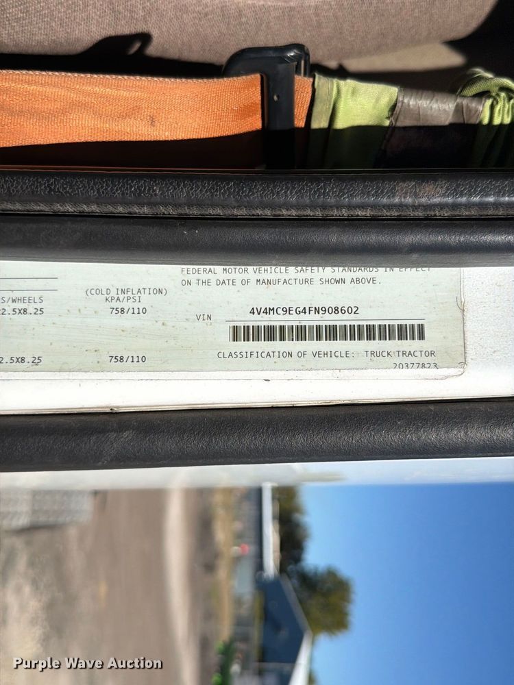 image for item FT6436 2015 Volvo VN semi truck