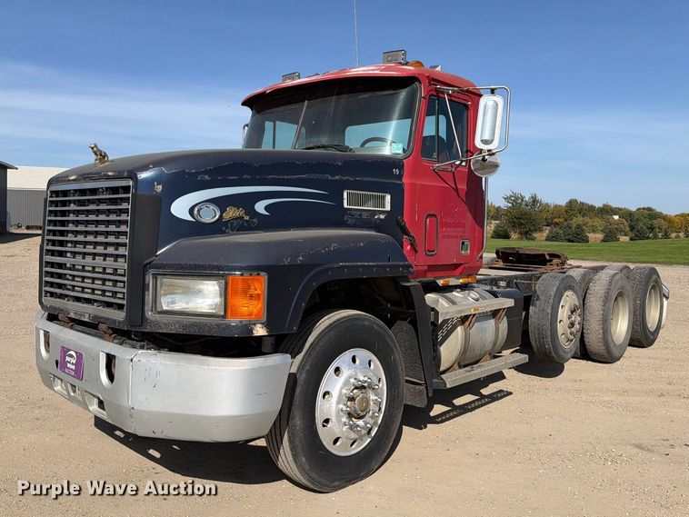 image for item FT7558 1993 Mack CL semi truck