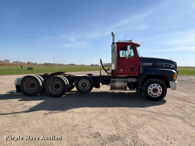 image for item FT7558 1993 Mack CL semi truck