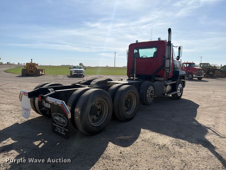 image for item FT7558 1993 Mack CL semi truck