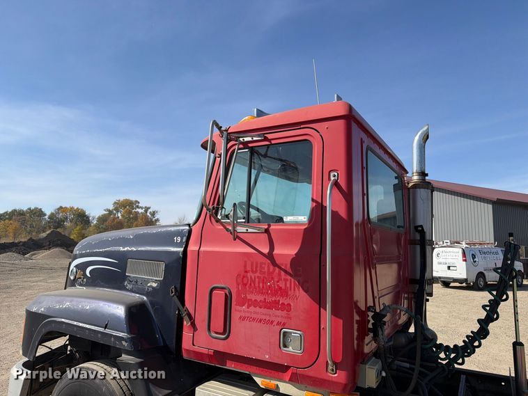 image for item FT7558 1993 Mack CL semi truck