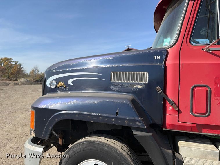 image for item FT7558 1993 Mack CL semi truck