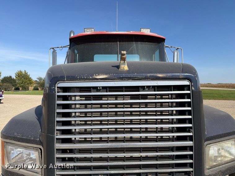 image for item FT7558 1993 Mack CL semi truck