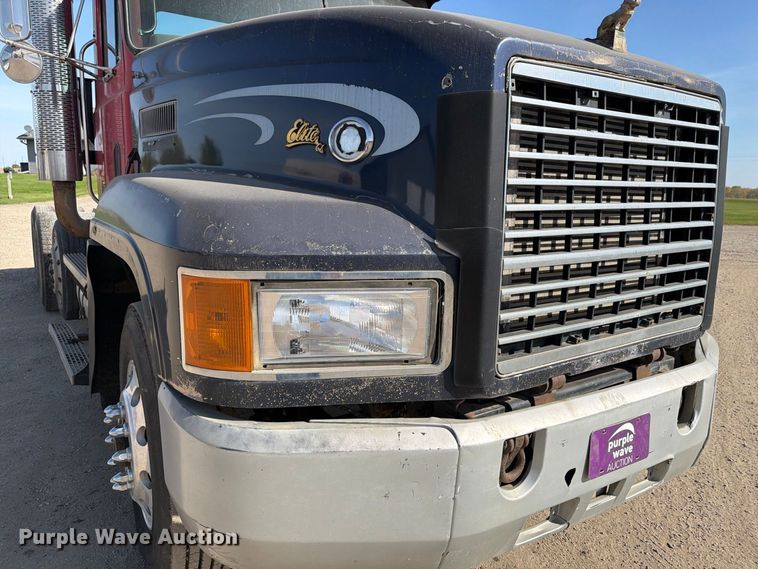 image for item FT7558 1993 Mack CL semi truck