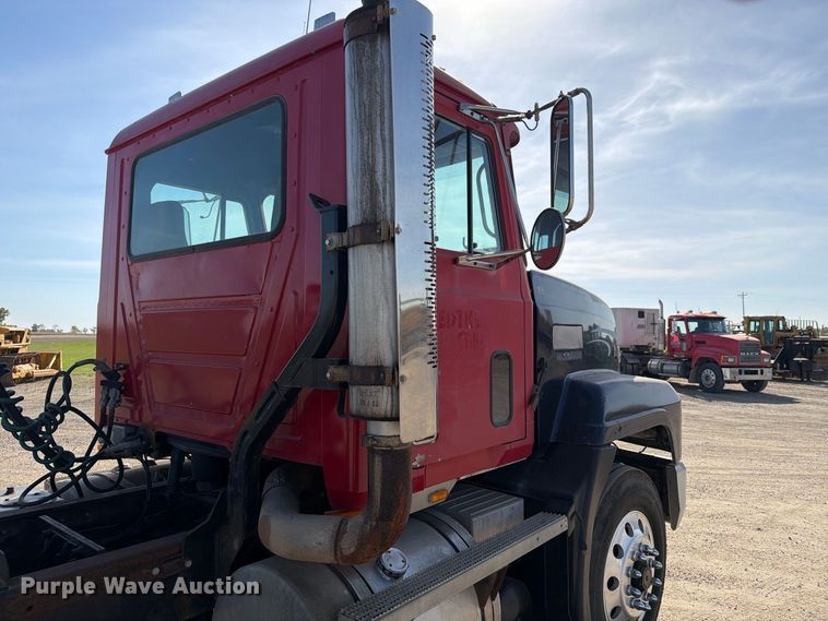image for item FT7558 1993 Mack CL semi truck