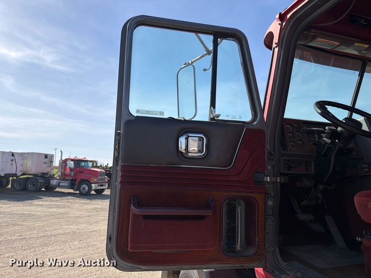 image for item FT7558 1993 Mack CL semi truck