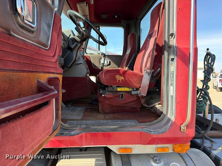 image for item FT7558 1993 Mack CL semi truck