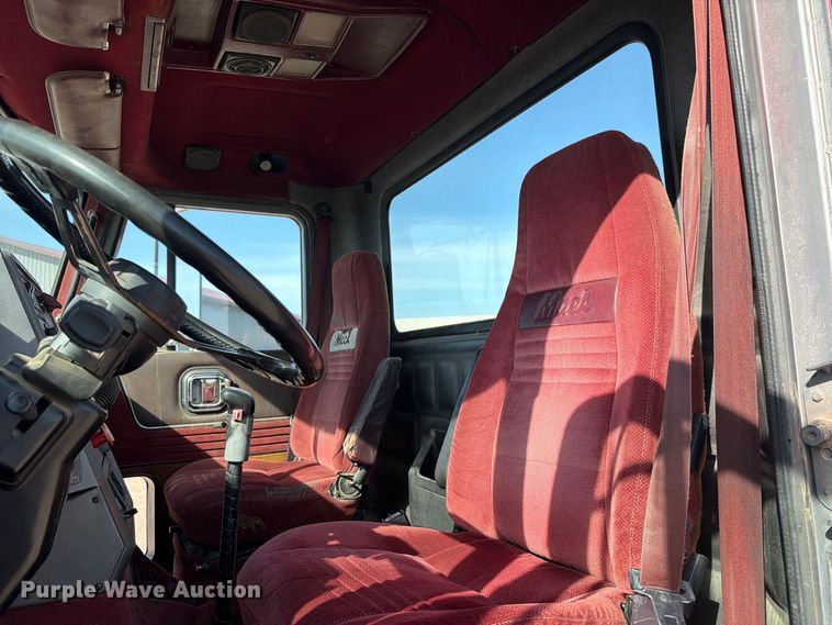 image for item FT7558 1993 Mack CL semi truck