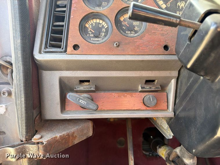 image for item FT7558 1993 Mack CL semi truck