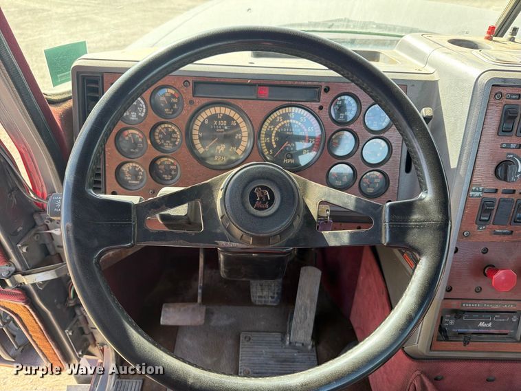 image for item FT7558 1993 Mack CL semi truck