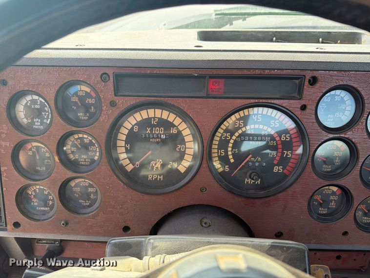 image for item FT7558 1993 Mack CL semi truck