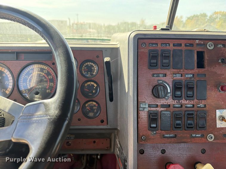 image for item FT7558 1993 Mack CL semi truck