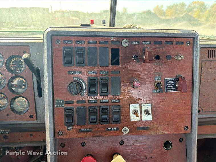 image for item FT7558 1993 Mack CL semi truck