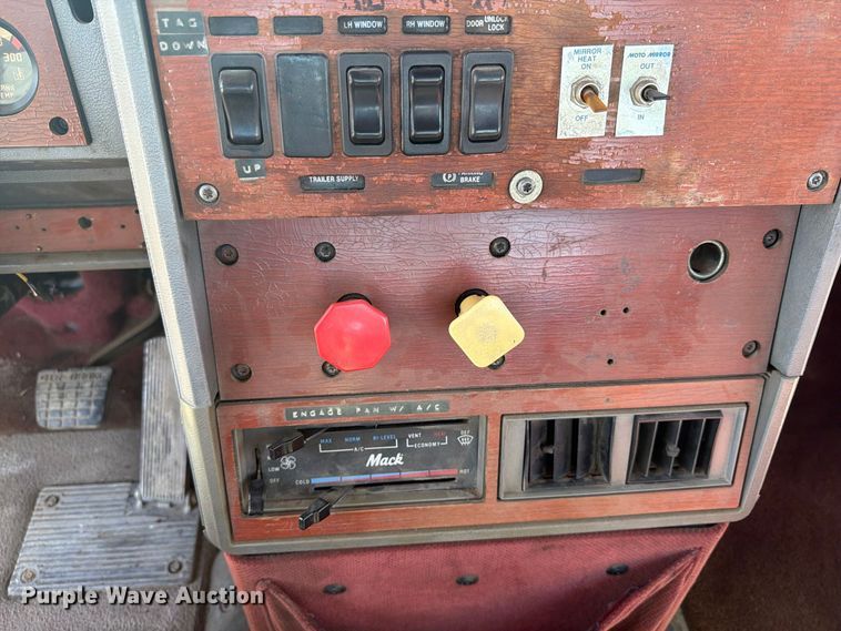 image for item FT7558 1993 Mack CL semi truck