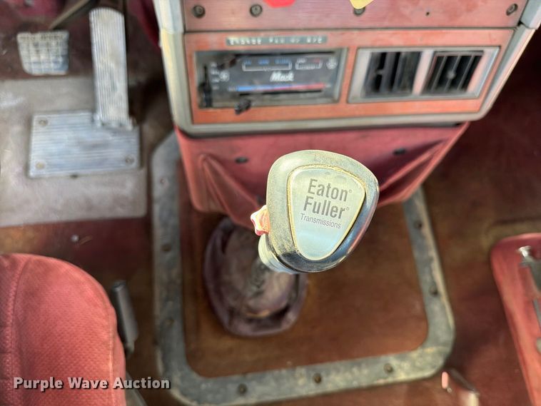 image for item FT7558 1993 Mack CL semi truck