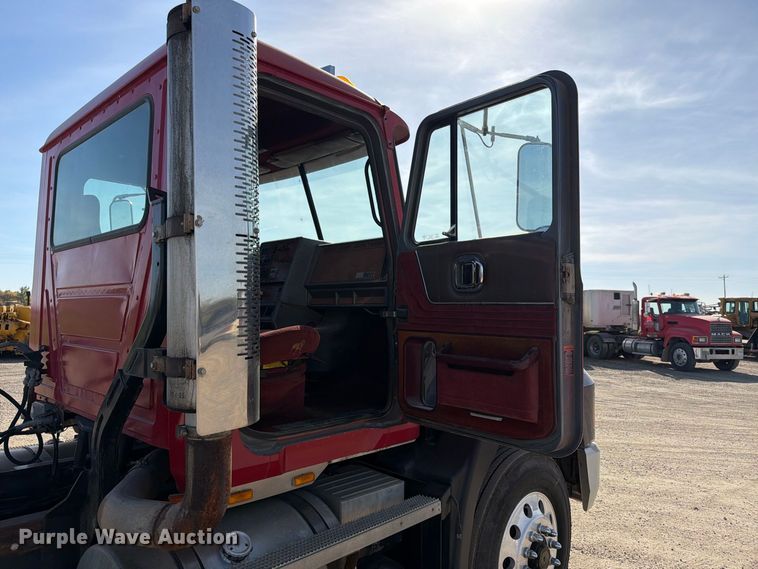 image for item FT7558 1993 Mack CL semi truck