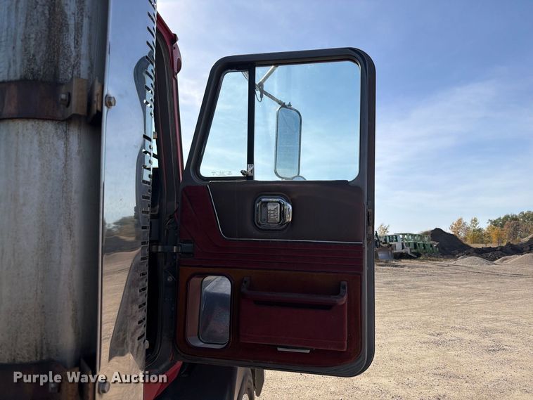 image for item FT7558 1993 Mack CL semi truck